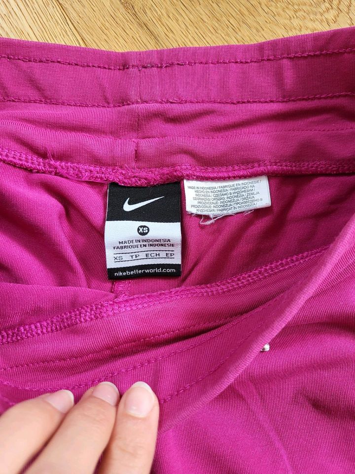 Nike Sporthose 3/4 pink Gr. XS in Hiltenfingen