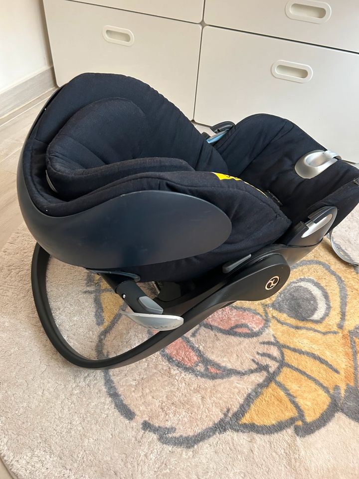 Cybex Babyschale mit Sommer Bezug und Isofix Station in Lörrach