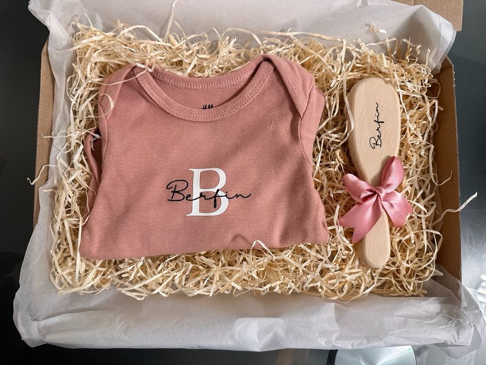 Baby-Box Geschenk zur Geburt personalisiert Body Bürste in Karlsruhe