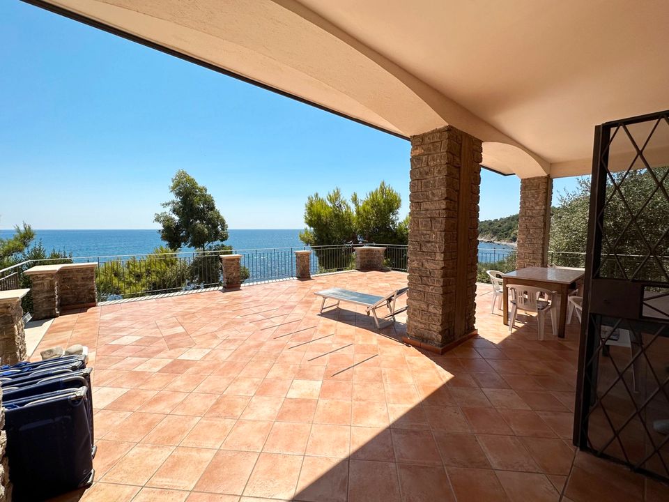 Gelegenheit aus Familienbesitz: Zweifamilien-Villa mit privatem Meer-Zugang in Casal Velino SA, Italien zu verkaufen. in Unterhaching