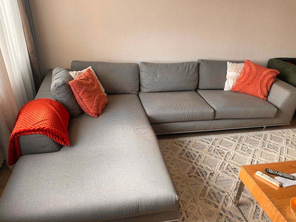 Graue couch - sofa neuwertig in Hilden