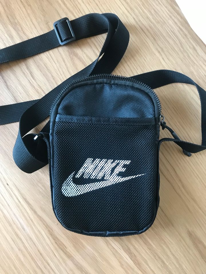 Kleine Nike Tasche wie neu in Dresden