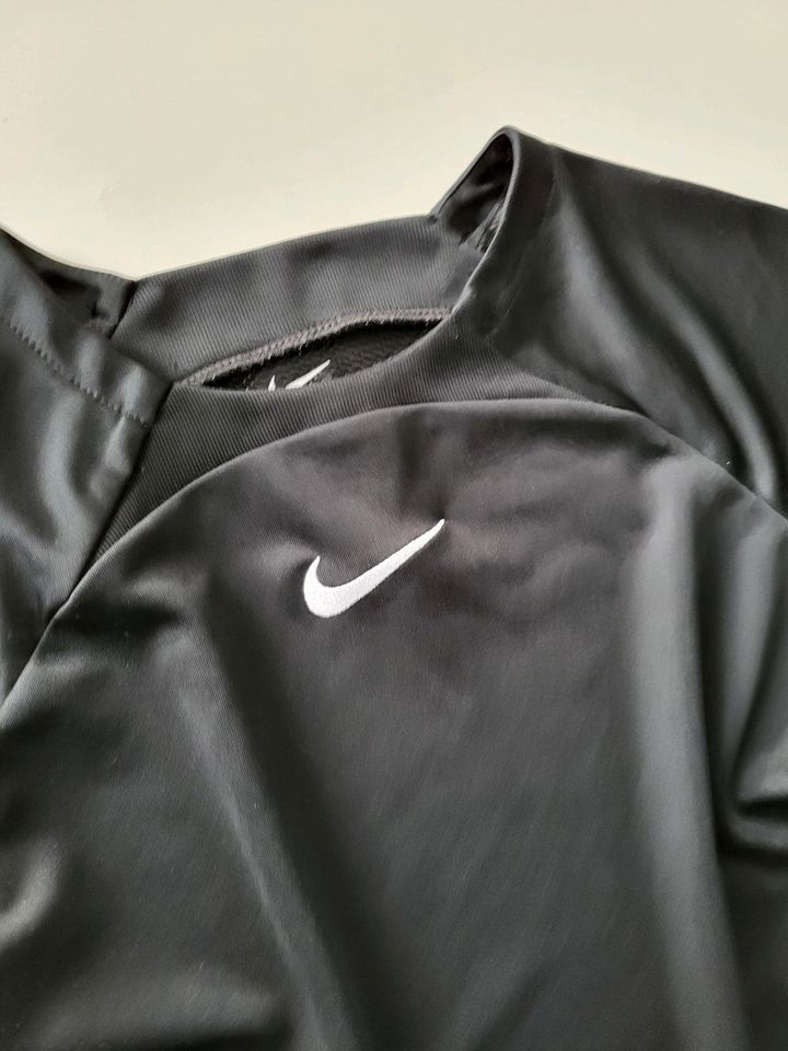 ☆ Sport Shirt mit Shorts •• Nike •• gr.122/128 ☆ in Neuhausen