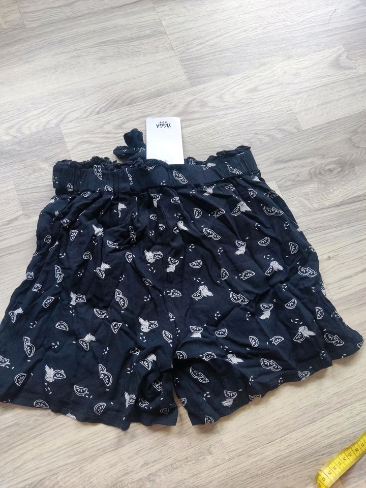 Gr. 146 NEU Yigga Shorts Paperbag schwarz weiß mit Gürtel in Peine