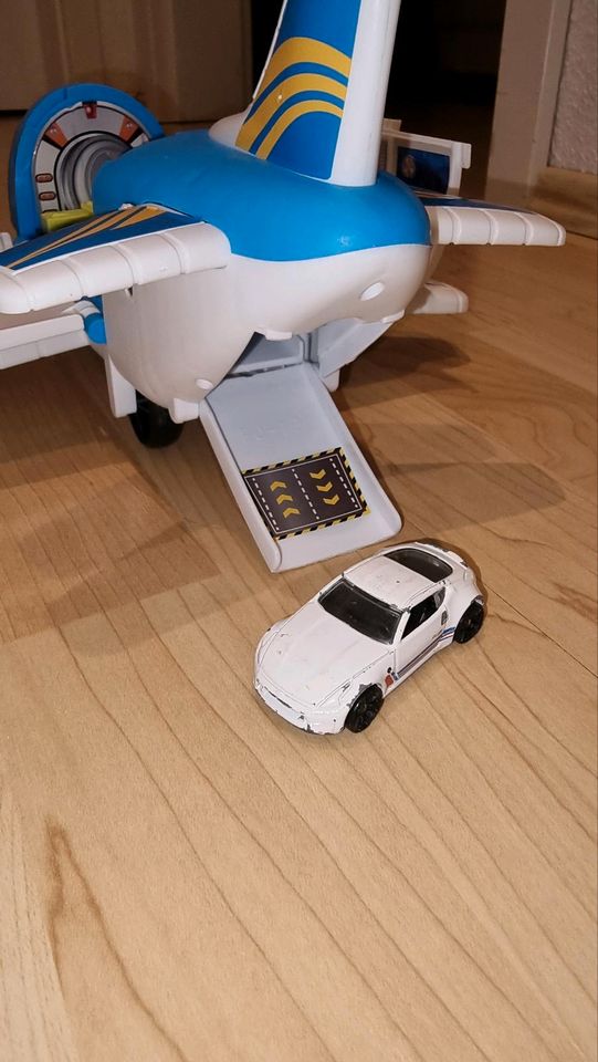 Kinder Flugzeug Spielzeug inkl. 3 Autos in Altenbeken