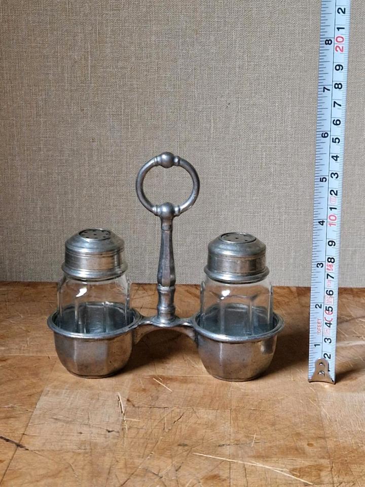 Salz und Pfefferstreuer aus Zinn mit Glasbehälter Gestempelt in Marl