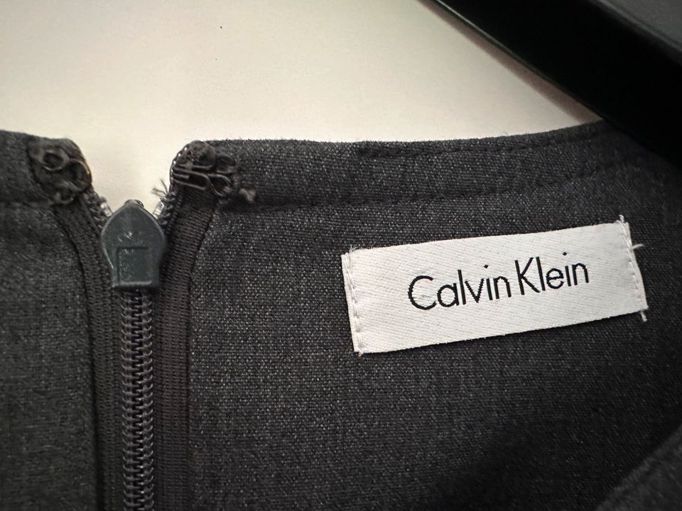 CALVIN KLEIN Kleid Etuikleid Spandex grau Größe 8 (38/40) in Königstein im Taunus