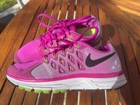 Nike Vomero 9 Damen Laufschuhe Gr 40 pink Berlin - Hellersdorf Vorschau