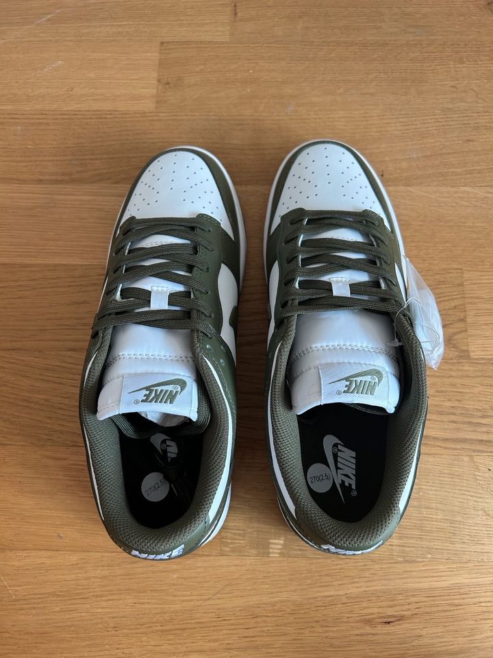 Nike Dunk Low Olive 42.5 in München