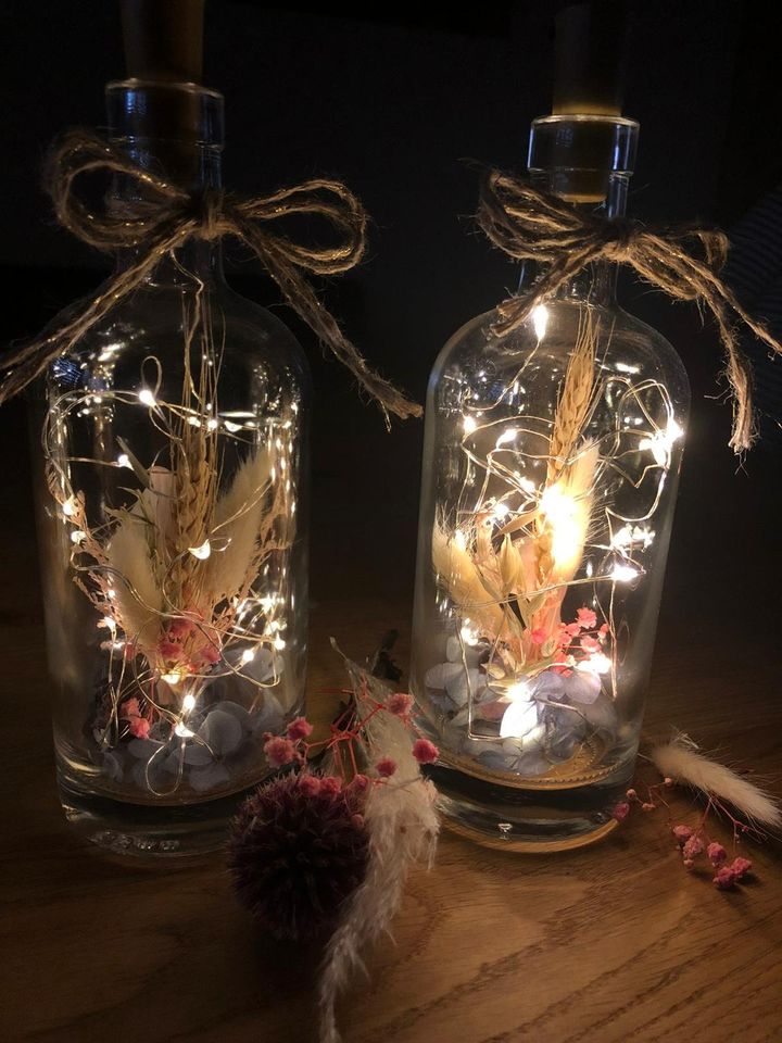 Tischdeko, Trockenblumen, Lichterflasche, LED Lichterkette in Oberviechtach