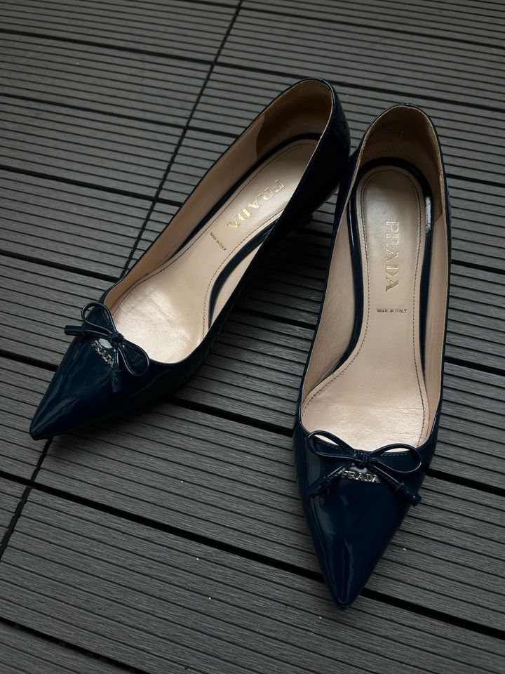 Prada Navy Patent Leather Pointed-Toe Bow Pumps in Düsseldorf