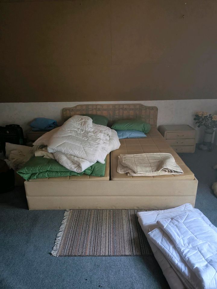 Bett aus Stoff mit Nachttischen und Matratze in Dreieich