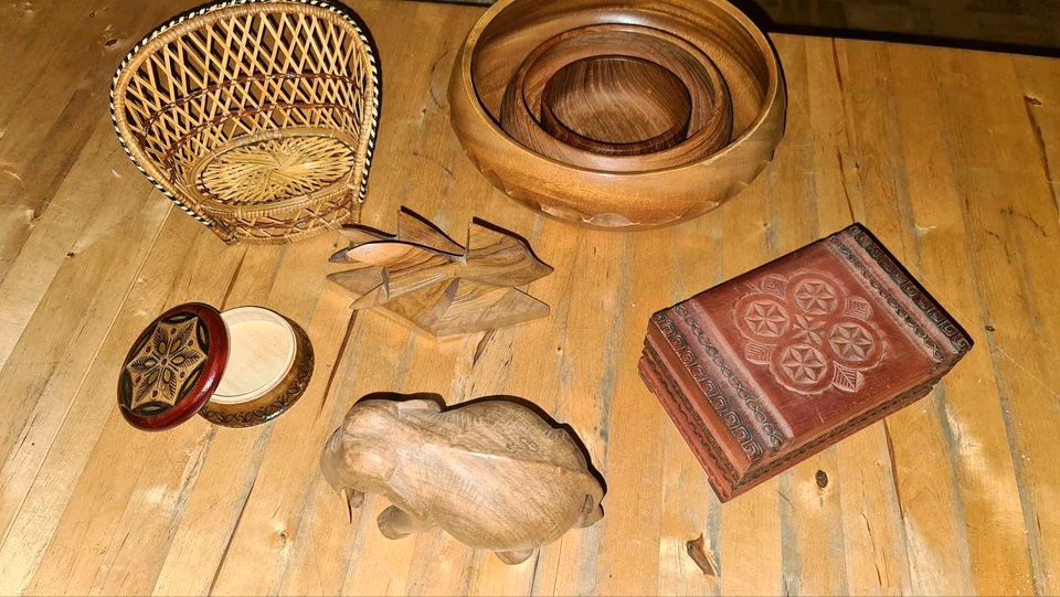 Diverse Holzgeschnitzte Figuren und Gegenstände in Handarbeit in Bremen