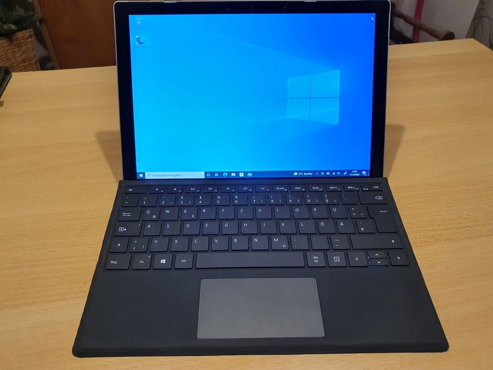Surface Pro 5 2017 Intel Core M3 Laptop Tablet mit Tastatur in Gerstungen