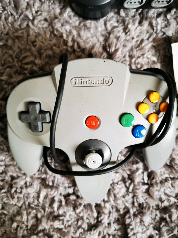 Nintendo 64 Konsole mit zwei Controllern und zwei Spielen in Lauchringen