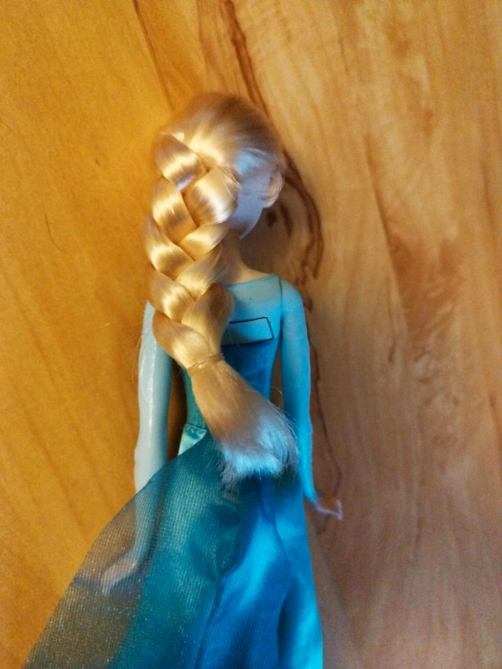 Elsa Frozen Barbie Hasbro Eiskönigin Disney in Neumünster