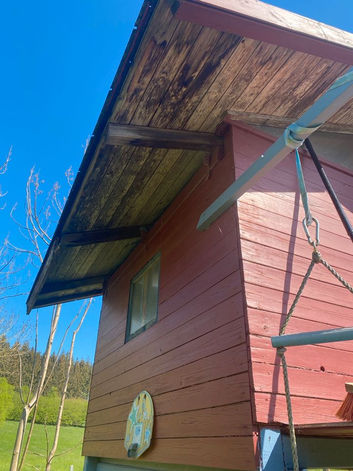 Spielhütte, Baumhaus mit rutsche für Kinder in Rantzau