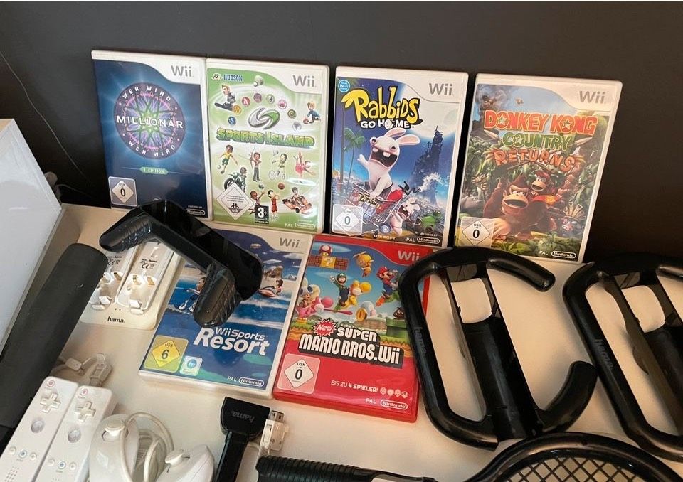 Nintendo Wii - super Zustand - 6 Spiele - viel Zubehör in Emmerzhausen