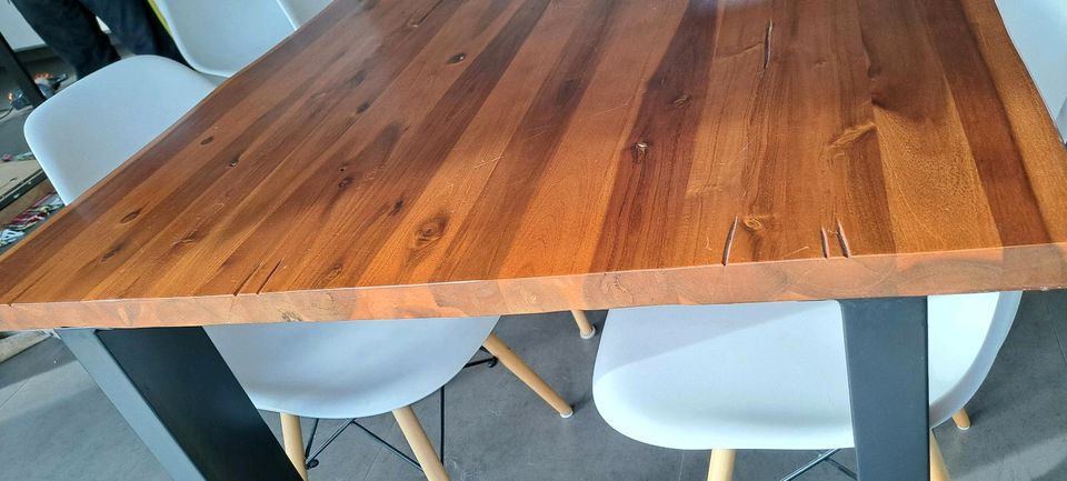 Esstisch Tisch Akazie massiv Baumkante Metallbeine 200x100 cm in Winnenden