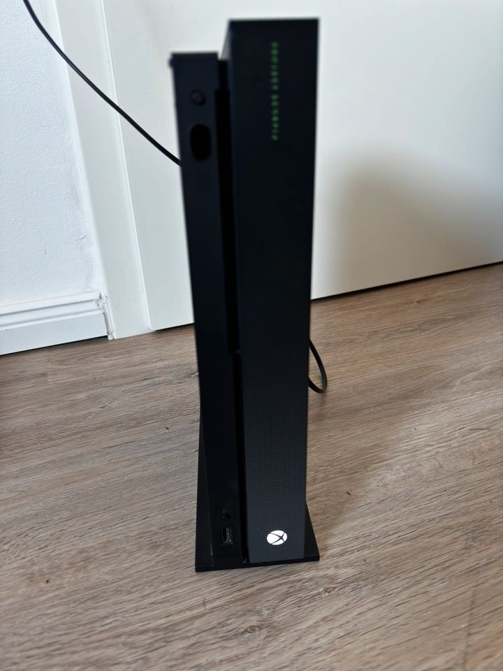 Project Scorpio Xbox One X 1TB Sammlerstück in Ratzeburg