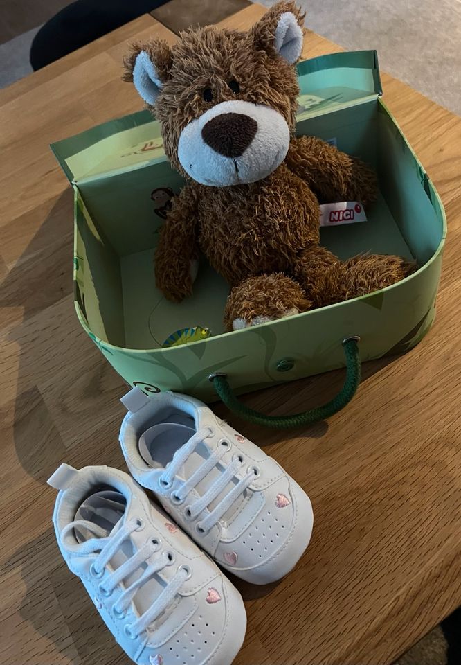 Geschenk zur Geburt Babygeschenk Koffer Babyschuhe Bär in Oberzissen