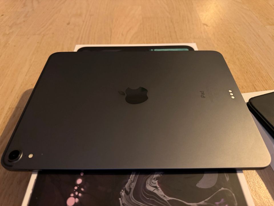 iPad Pro 11“ 2018 256GB Wifi inkl.  Pencil 2 & Magic Keyboard in Berlin