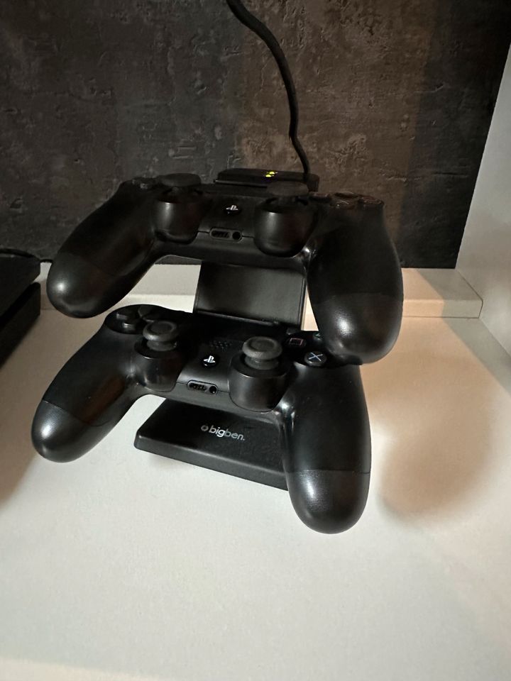 PlayStation 4 mit Spielen und ladestation in Saterland