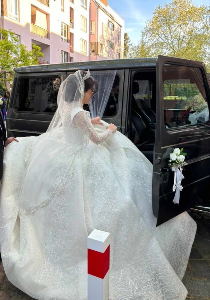 Wunderschönes Brautkleid mit Schleier und Brautstrauß in Berlin