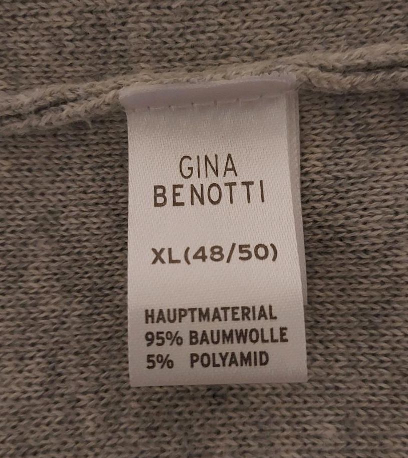 Eine graue Strickjacke lang ohne Ärmeln mit Kaputze. in München