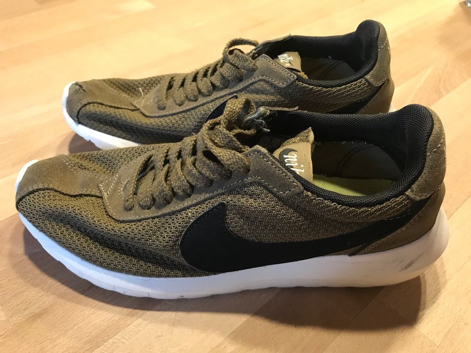 Toller Nike Turnschuh / Sneaker, Gr. 39 Olivegrün in Wiesent