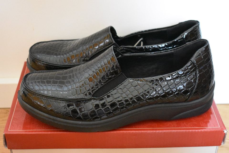 NEUE Schuhe Halbschuhe Loafer Mokassins Damen schwarz Gr. 40 in Thale