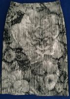 Schmaler Rock / Stiftrock mit Blumen-Muster v. Blacky Dress Niedersachsen - Wathlingen Vorschau