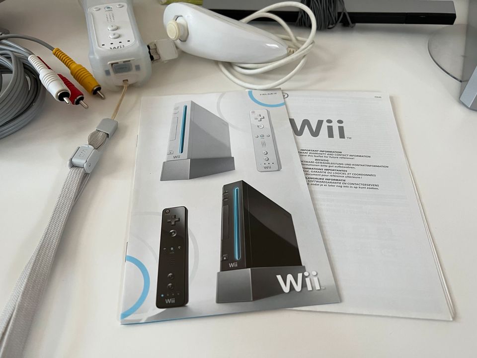Nintendo Wii Konsole Weiß + Zubehör & Spiele Wii Mario Galaxy 2 in Nettetal