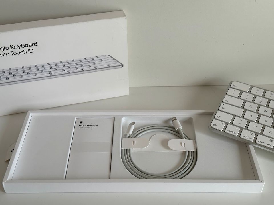 Original Apple Magic Keyboard / Tastatur mit Touch ID - WIE NEU in Bergholz Rehbrücke
