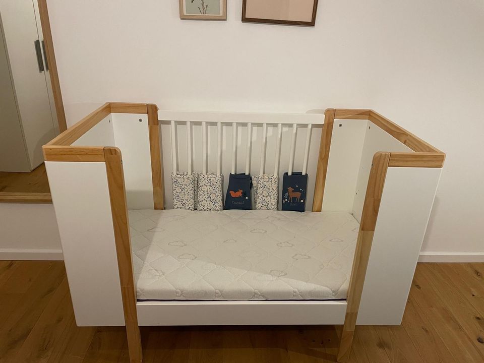 Babybett von Vertbaudet mit hochwertiger Träumeland Matratze in Hamburg