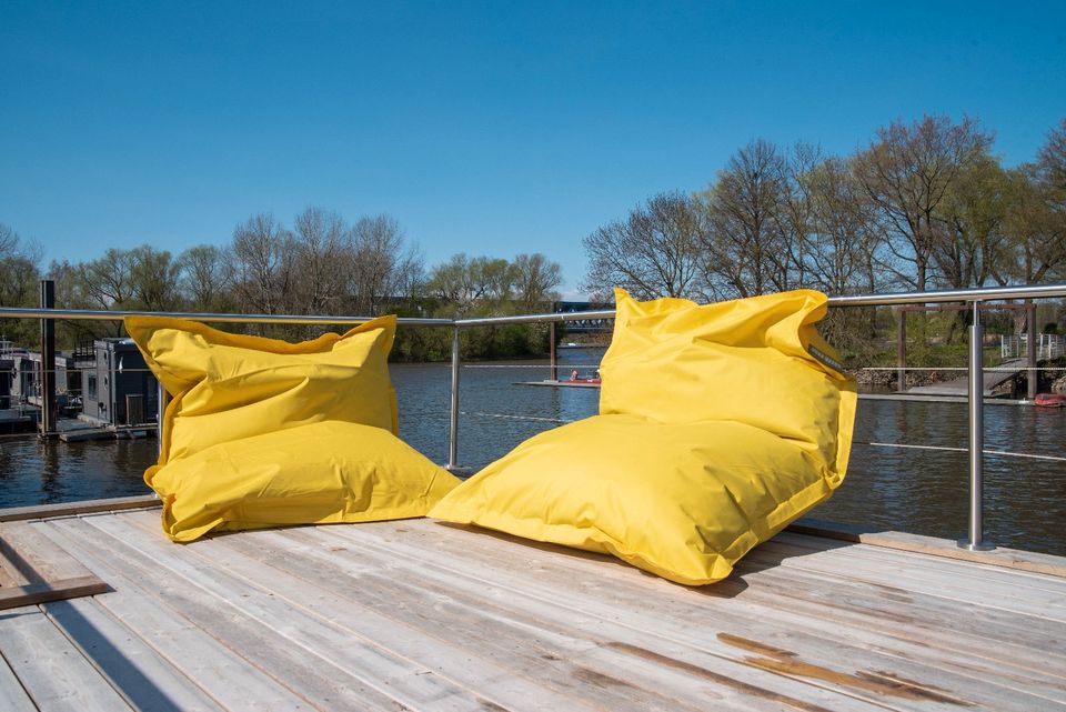 Urlaub Hausboot TYSTNADEN im Retro-Stil auf dem Wasser in Hamburg