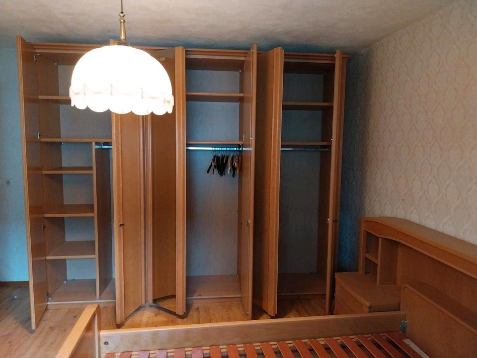 Schlafzimmer mit Doppelbett und Kleiderschrank in Gaildorf