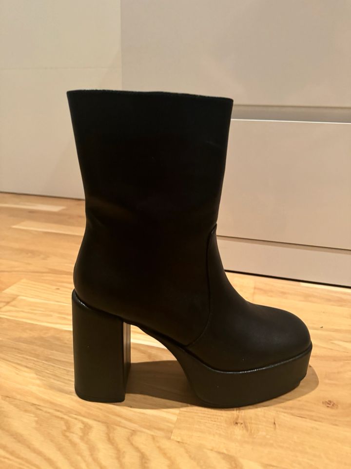 Neue Plateau Absatz Stiefel in schwarz in Fürth