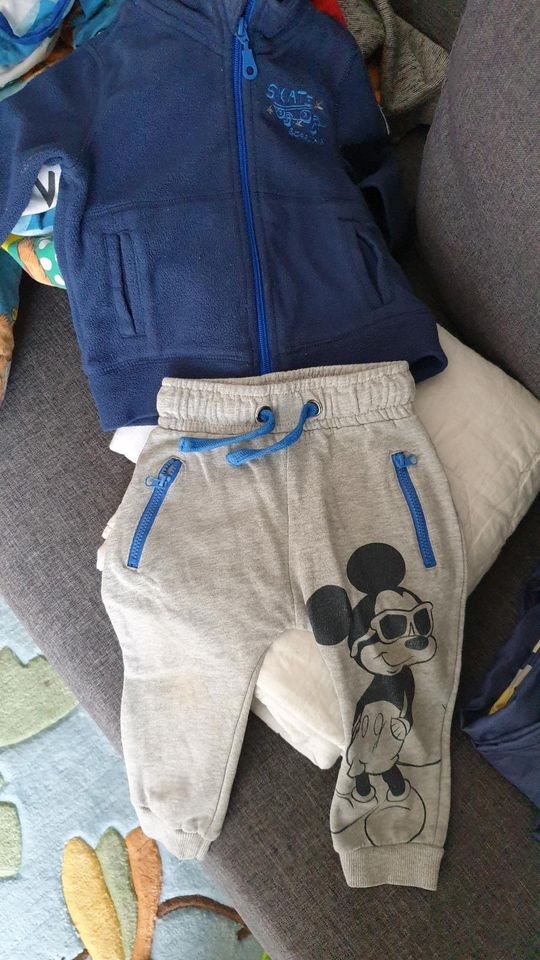 Fleecejacke und graue Jogging Hose Gr 74 Baby kleinkind in Leipzig