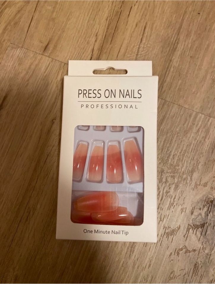 Press on Nails in Prohn