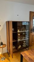 Vitrine in Nussbaum geölt, mit Rauchglas, Team7 Nordrhein-Westfalen - Hilchenbach Vorschau