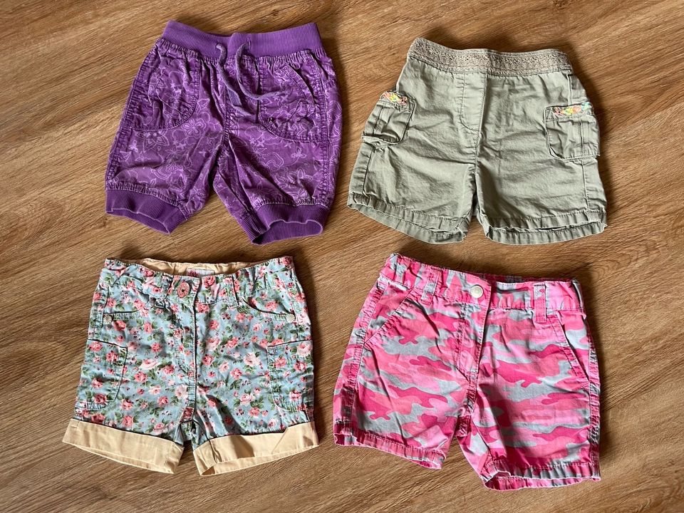 Set 4 x kurze Hosen Shorts Gr. 86, geblümt/ oliv/ lila/ pink in Niederschönenfeld