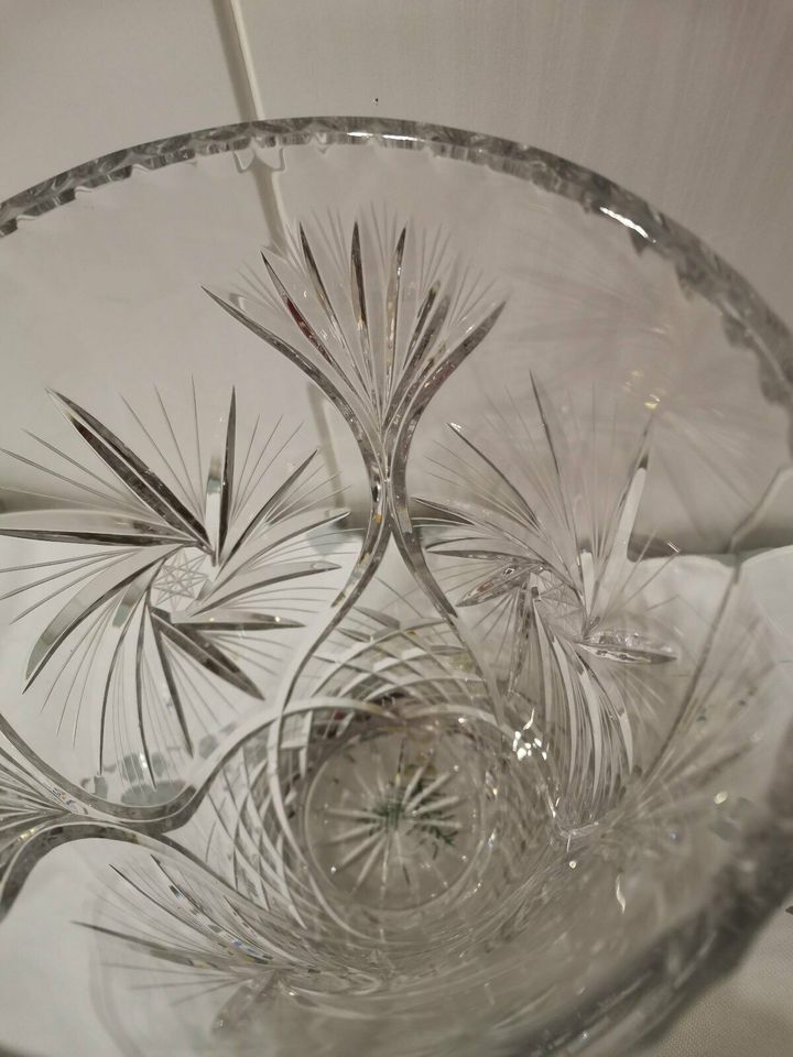 Blumenvase, Kristall, Schleudersterndekor? H 30, neuwertig in Wehrheim