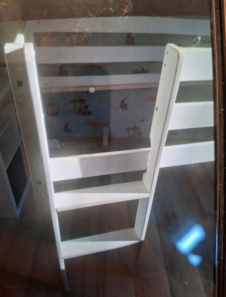 Bett Hochbett halbhoch 90x200 weiß Kinderzimmer mit Rollrost in Montabaur