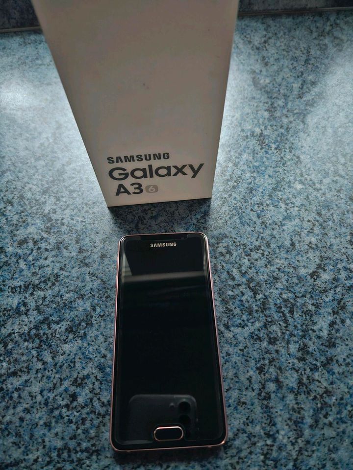 Samsung Galaxy A3    16 GB + 2 Folien in Berlin