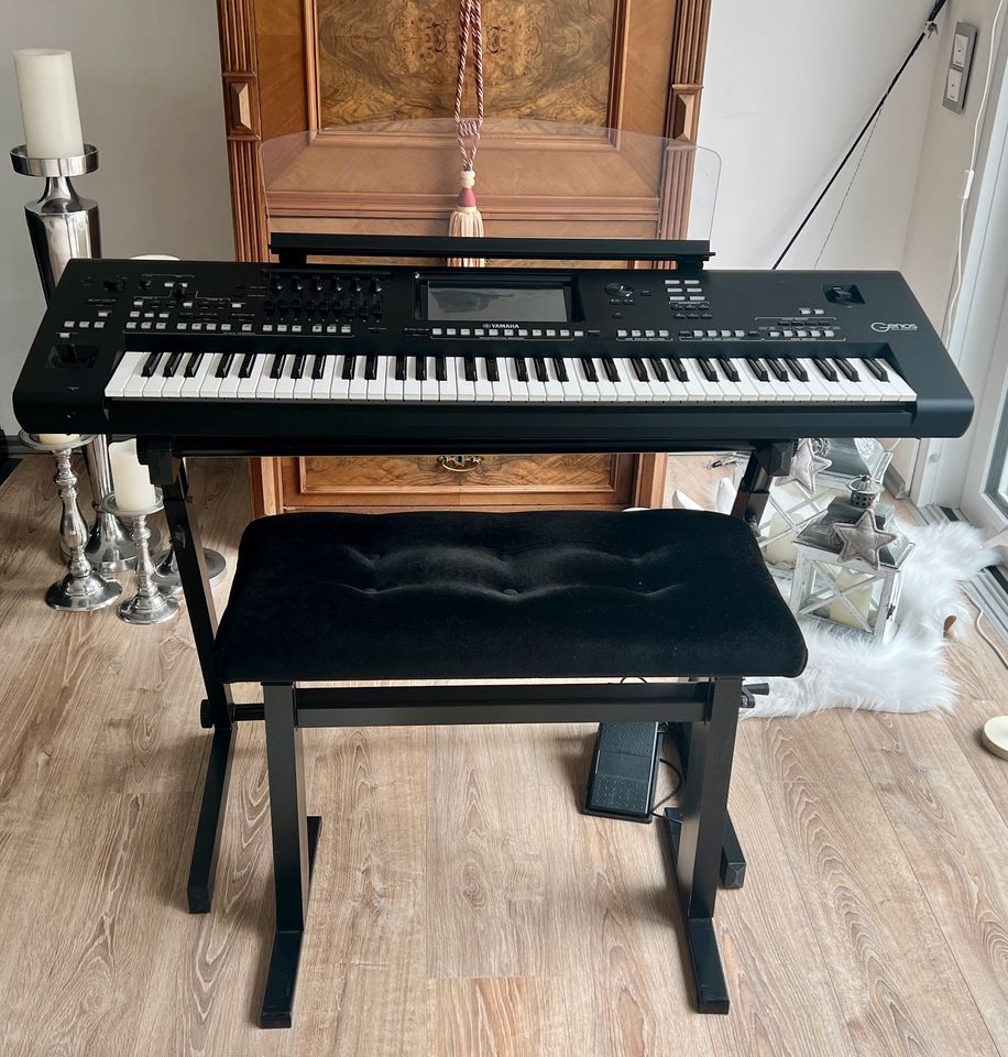 Yamaha Genos Arranger Keyboard inc. Wersi Sitzbank & Haube in Usingen