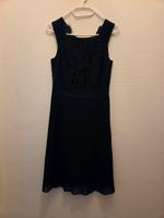 Elegantes dunkelblaues Kleid mit Spitze & Plisseerock – Größe 34 Bremen - Oberneuland Vorschau