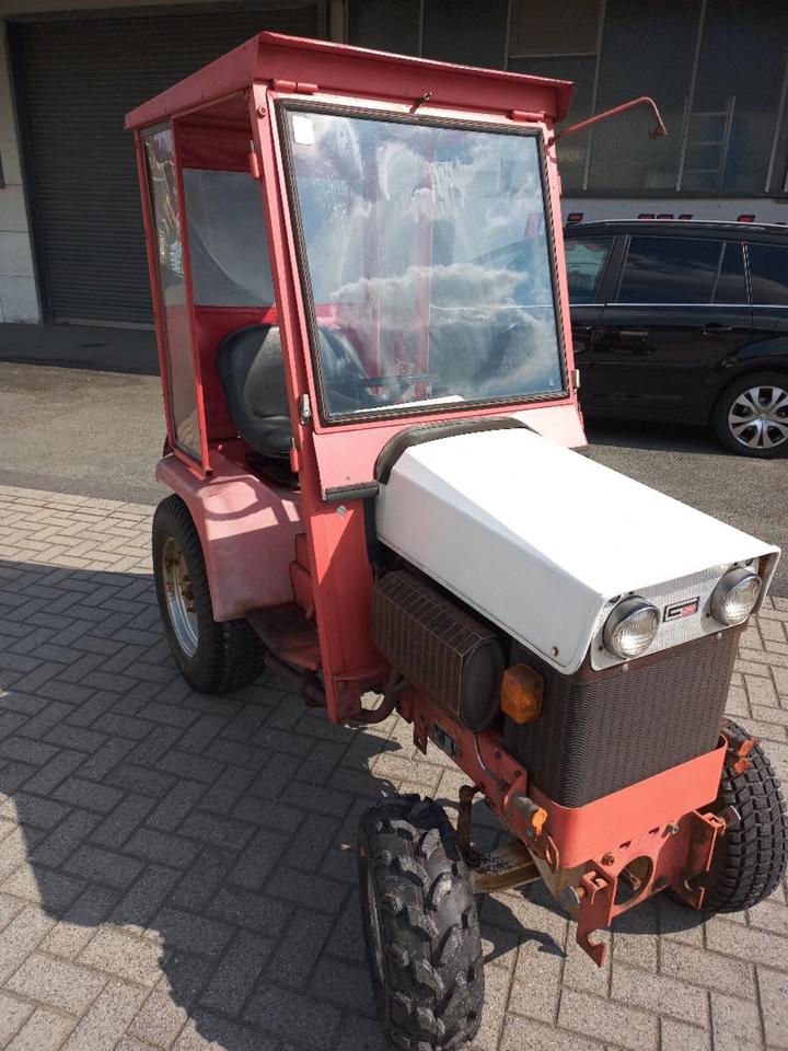 Gutbrod 2500 Kommunaltraktor Trecker mit Wetterschutz und Schild in Dortmund