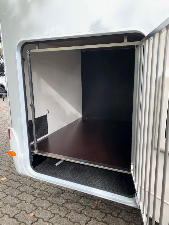 Umgebaute Wohnmobile mit Hund Mieten – Miete nobelART A7000 in Karlsruhe