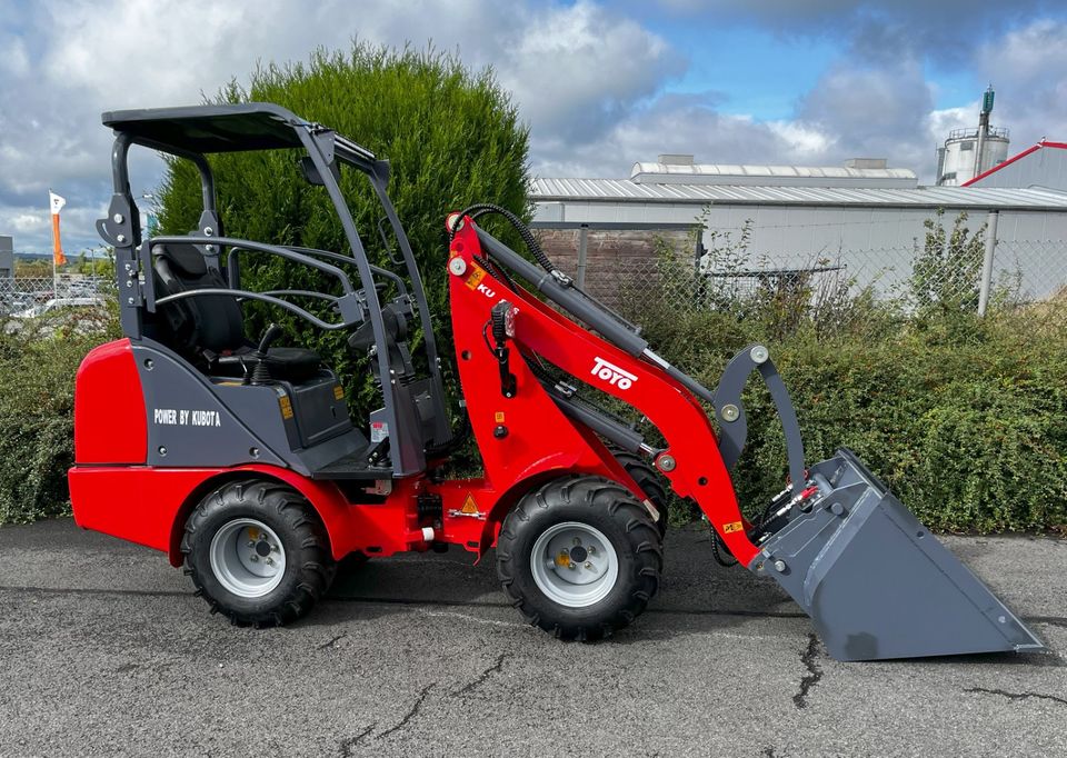 TOYO Radlader 826 Hoflader Kubota Motor Hoftraktor Winteraktion in Zülpich